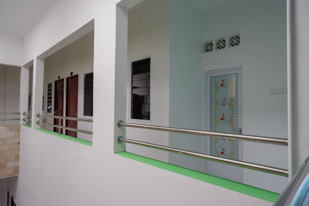 Reddoorz Hostel Near Kota Lama Semarang Exteriör bild