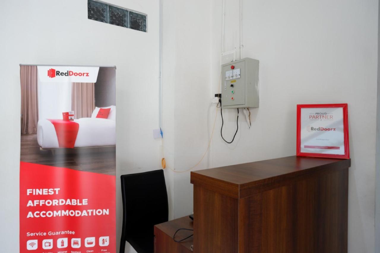Reddoorz Hostel Near Kota Lama Semarang Exteriör bild