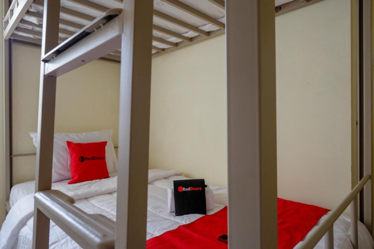 Reddoorz Hostel Near Kota Lama Semarang Exteriör bild